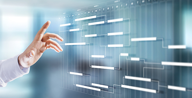 マインドマップ作成ソフトウェアで作成されたデジタルマインドマップを指す手。