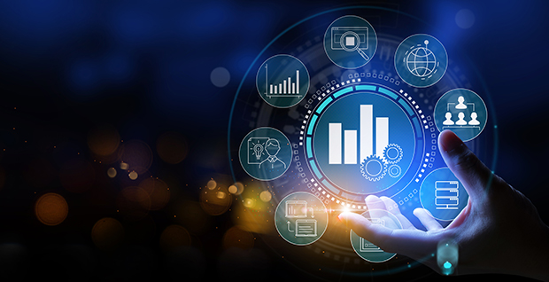 プロセスアプリケーションアイコンを含むホログラフの円を持つ手。