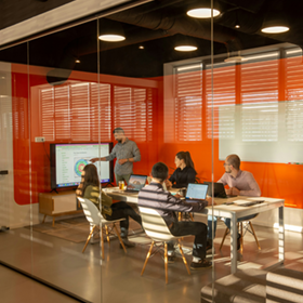 同僚たちが会議室でグラフを評価しています。